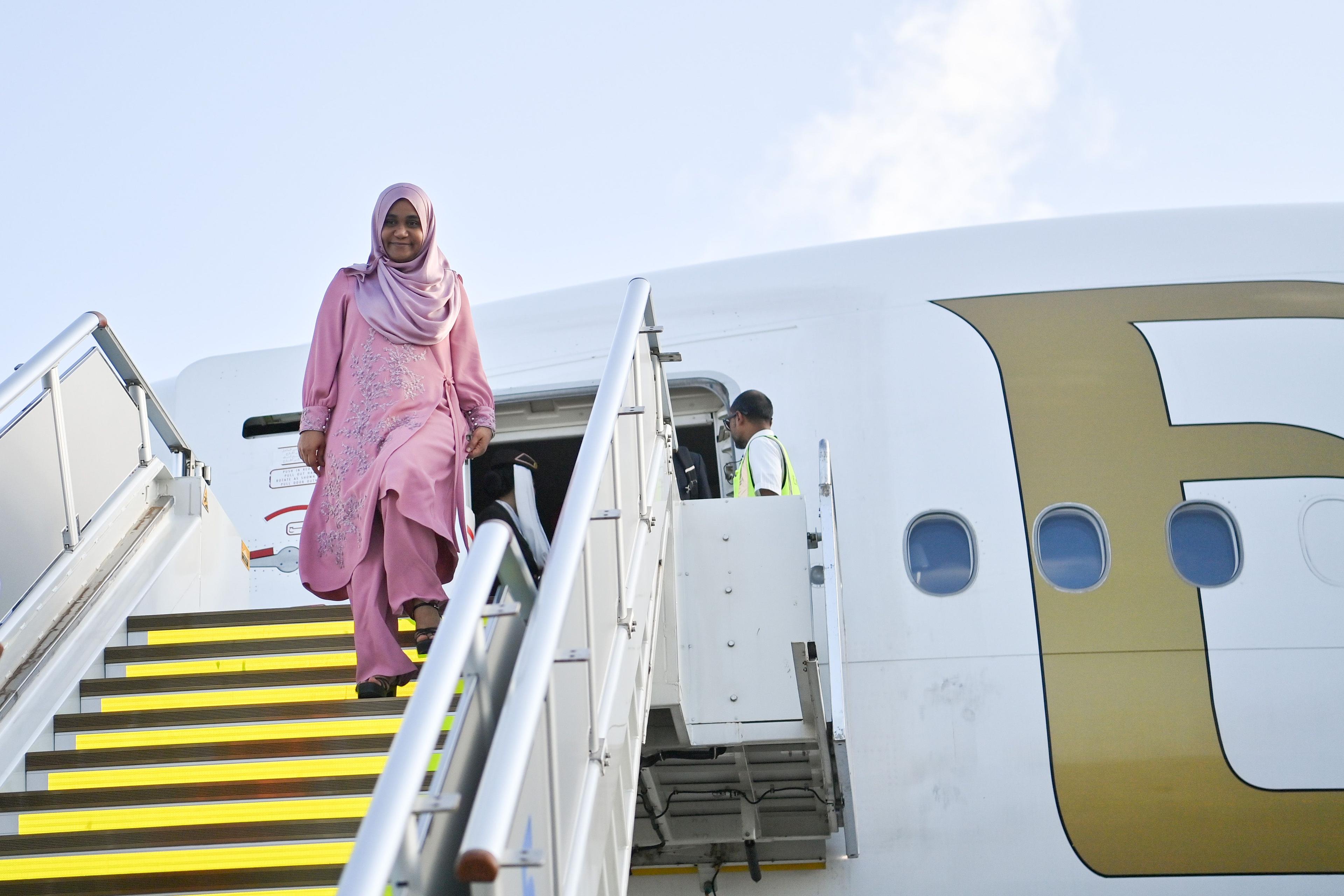 ޔޫ.އޭ.އީއަށް ކުރެއްވި ދަތުރުފުޅު ނިންމަވާލެއްވުމަށްފަހު ރައީސްގެ އަނބިކަނބަލުން ރާއްޖެ ވަޑައިގެންފި