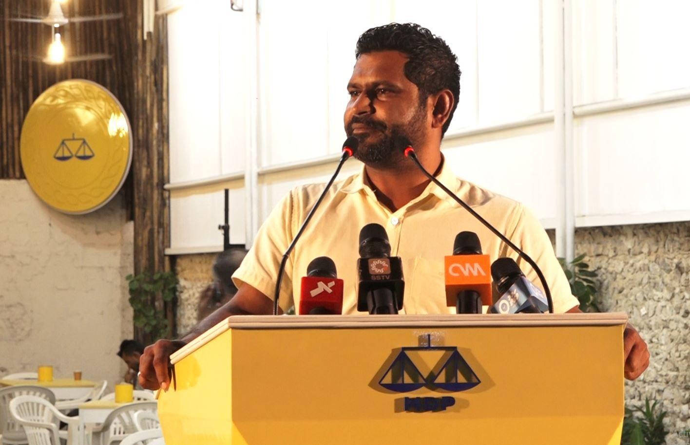 ރޭ އެމްޑީޕީން ބޭއްވި ހަރުގެ ޖަލްސާގައި ޝިޔާން ވާހަކަ ފުޅުދައްކަވަނީ / ފޮޓޯ: ދިވެހިޗެނަލް